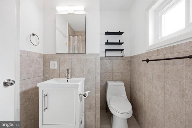 Building Photo - 734 Sunnyside Ave