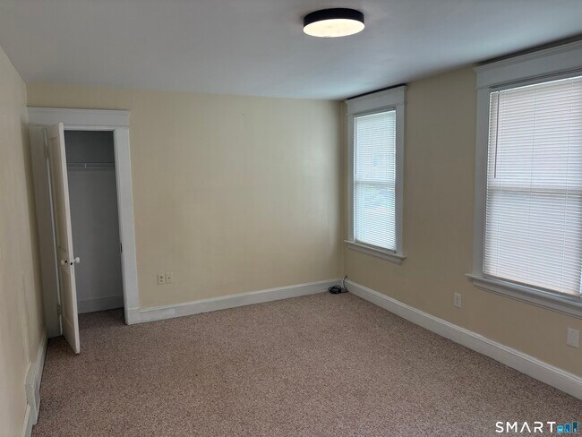 Building Photo - 565 Sylvan Ave