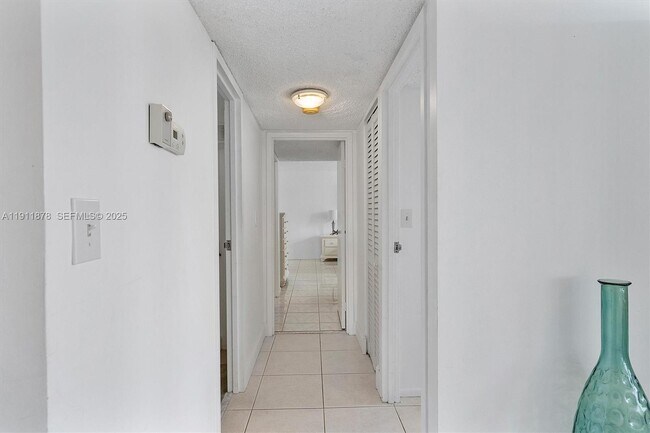 Building Photo - 1000 Parkview Dr