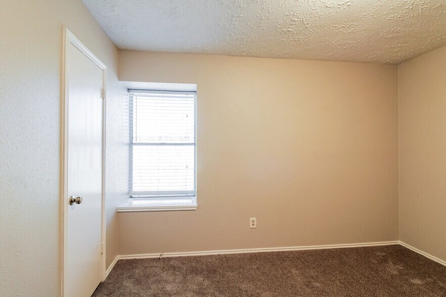 Building Photo - 15503 Boulder Oaks Dr