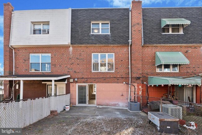 Building Photo - 411 W Shunk St