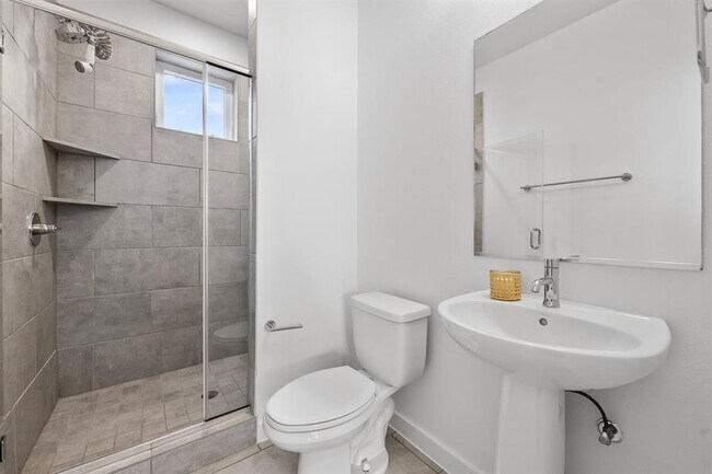 Building Photo - 3600 Clary Wy