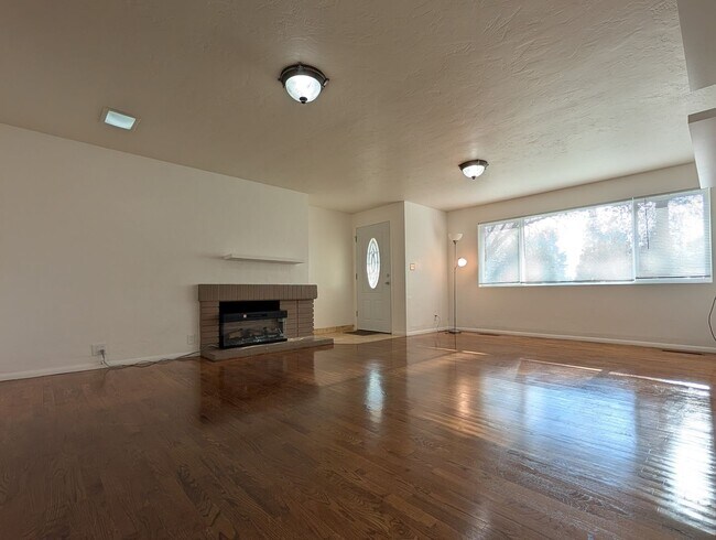 Building Photo - Charming 3 Bedroom, 1 Bath With Large Yard & Great Patio Space!