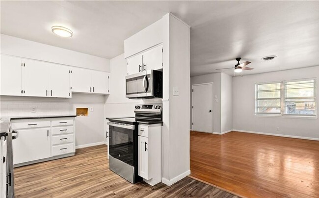 Building Photo - Renovated 4-bedroom 1.5 bathroom home!  Ho...