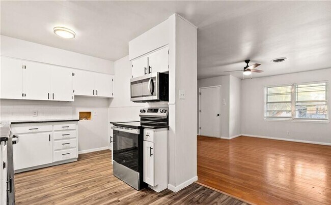 Building Photo - Renovated 4-bedroom 1.5 bathroom home!  Housing accepted! $500 off first months rent!