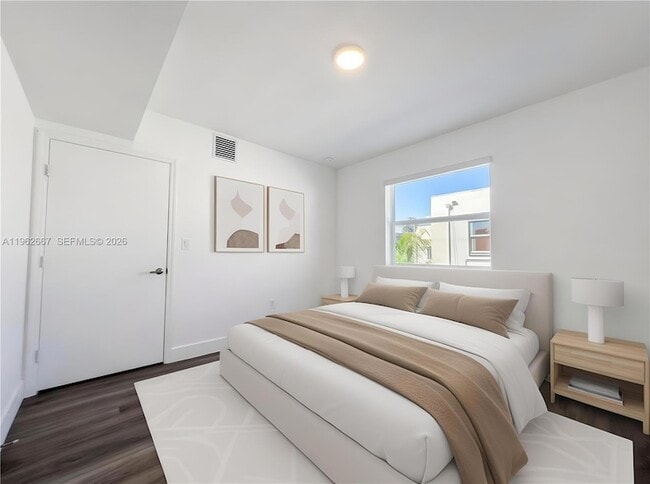 Building Photo - 1710 NW 1st Ct