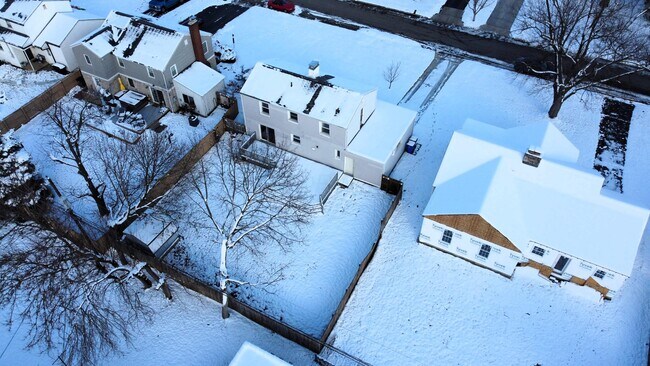 Building Photo - 2063 Inchcliff Rd