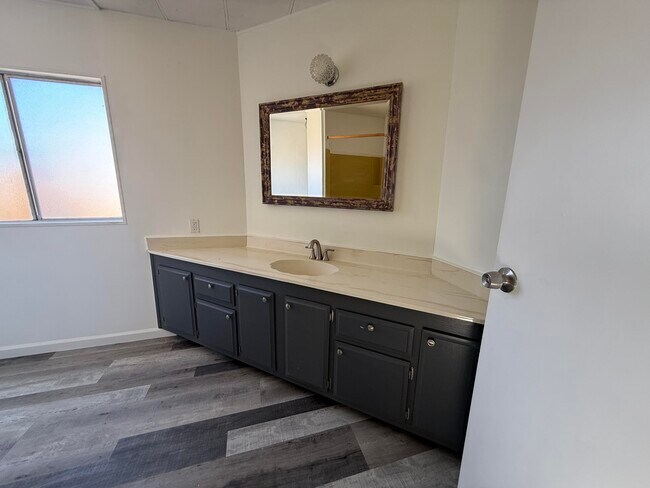 Building Photo - 64180 Thomas Ave