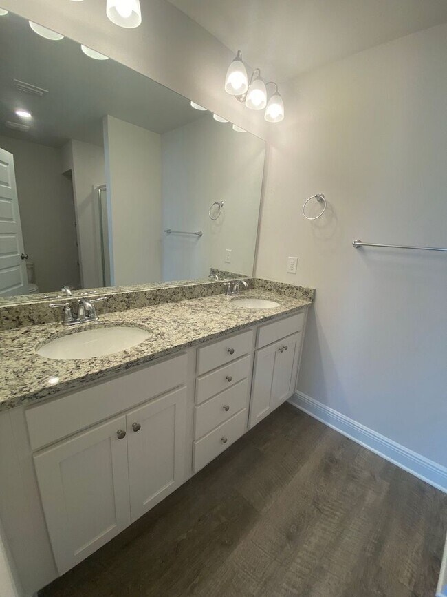 Building Photo - Modern, Spacious & Efficient Townhome in Lynn Haven! *1/2 OFF Security Deposit for Active-Duty Mi...