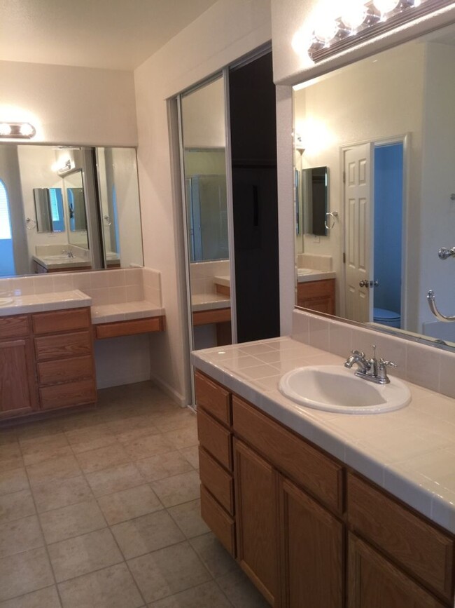 Building Photo - BEAUTIFUL TWO STORY 5 BEDROOM 3 BATH MERCE...
