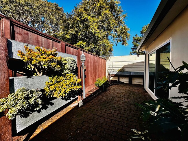 Building Photo - Charming Updated Two-bedroom in Pacific Gr...