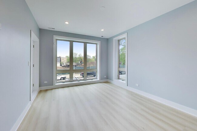 Building Photo - 6552 S Maryland Ave