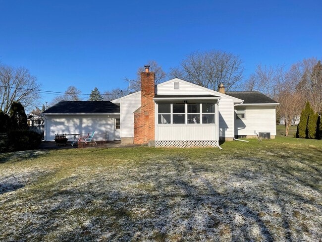 Building Photo - Beautiful 4 bedroom in Forest Hills