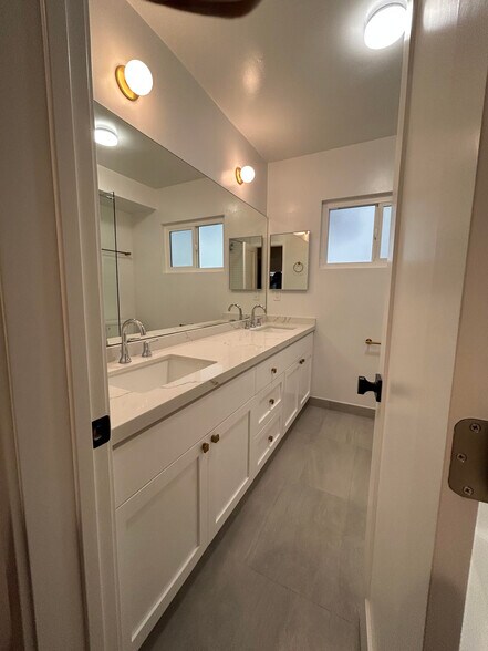 Primary Photo - 1315 N Poinsettia Pl