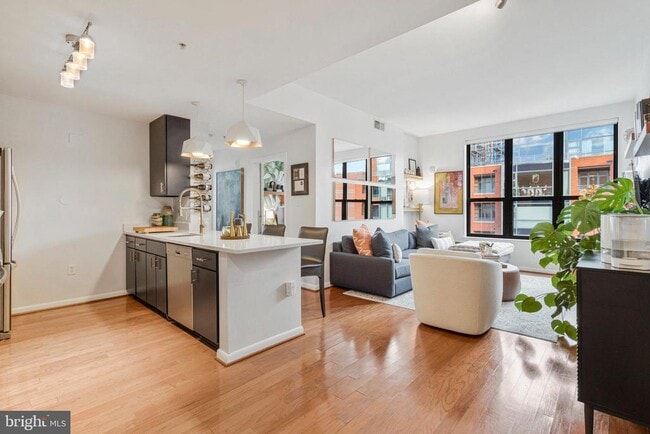 Building Photo - 1001 L St NW