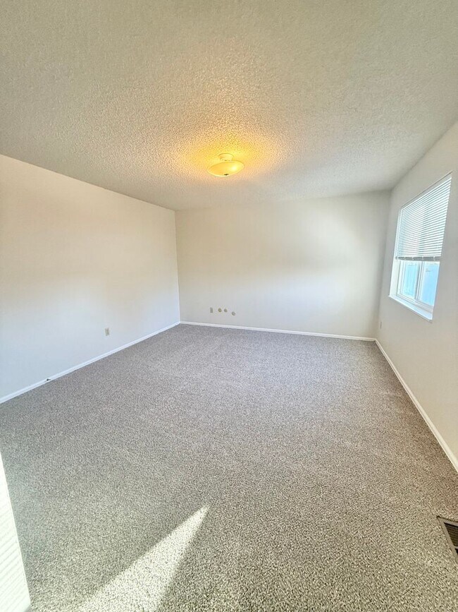 Building Photo - Beautiful Home on Picket for Rent!