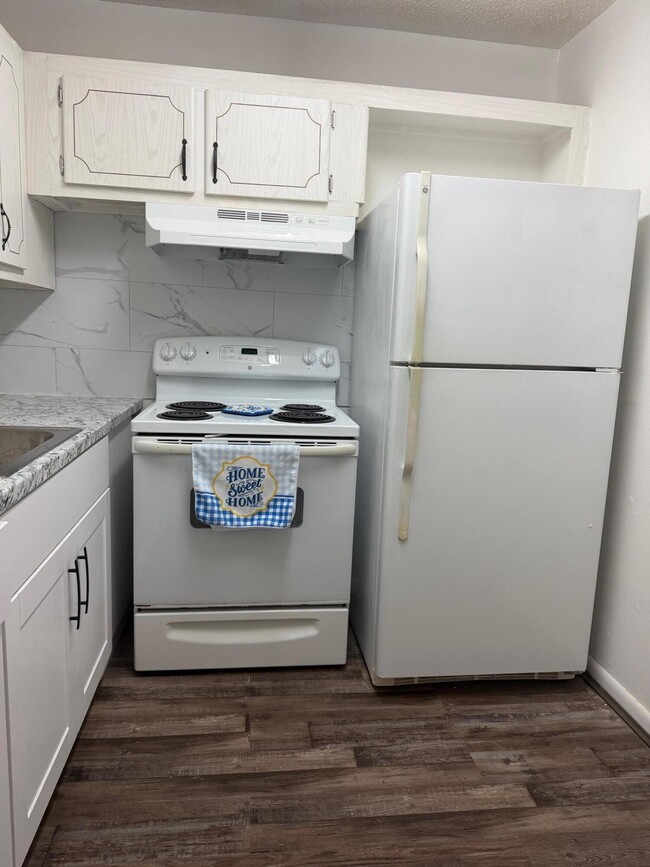 Building Photo - 180 Windsor E