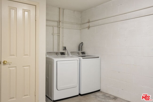 Building Photo - 13030 Moorpark St