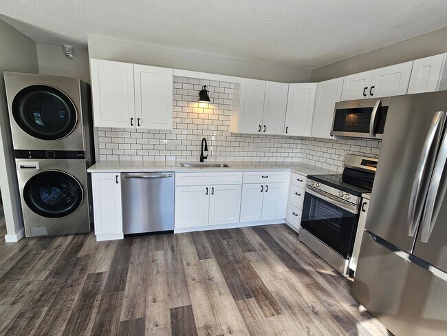 Building Photo - Like new large 2 bedroom apt coming available!