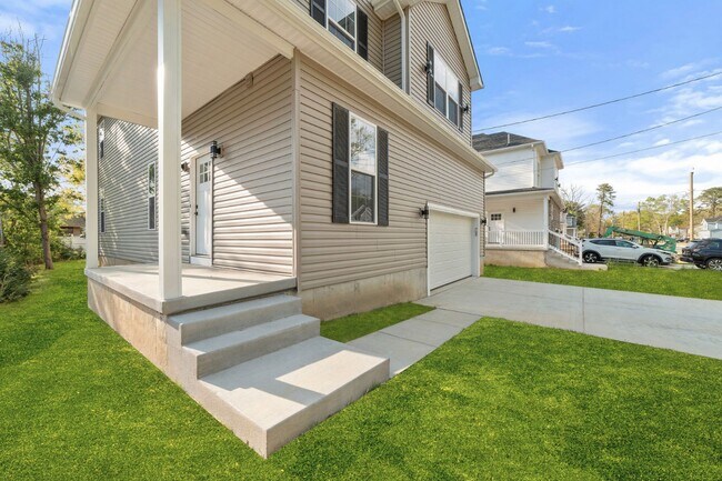 Building Photo - 447 Redwood Ave