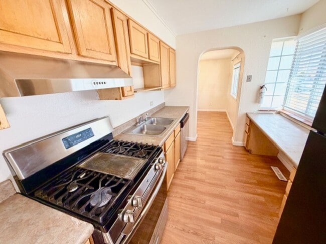 Building Photo - Del Mar Brick Ranch