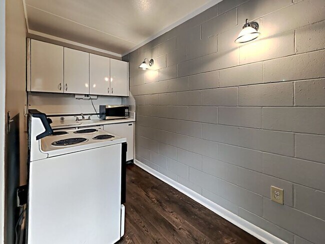 Building Photo - 2525 Merry Oaks Dr