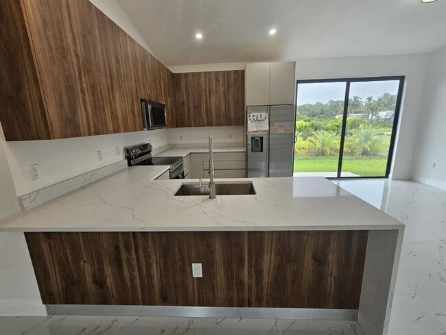 Building Photo - 6490 W Park Ln