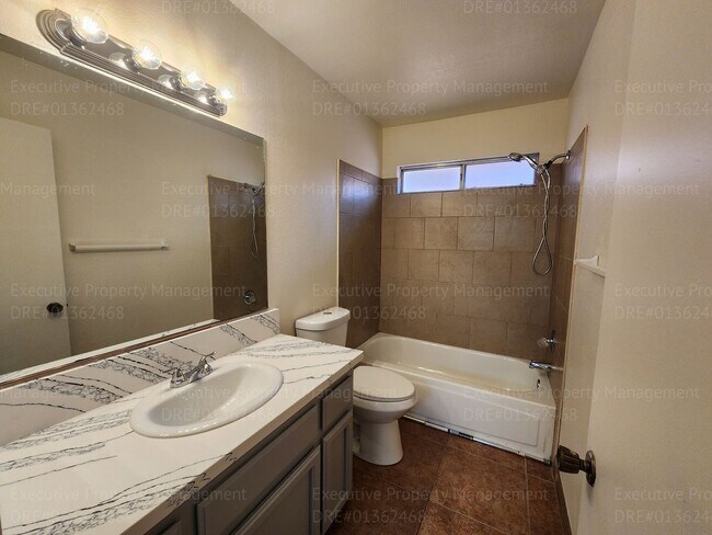 Building Photo - 3 bedroom/ 2.5 bathroom