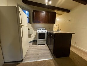 Building Photo - Cozy Two Bedroom Apartment in Oakland! On-Site Laundry & Air Conditioning! Call Now!