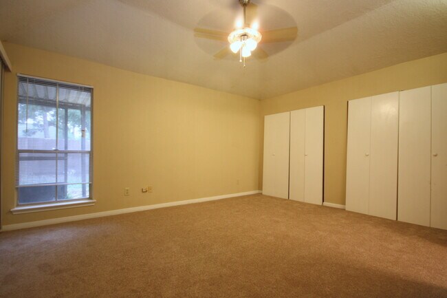 Building Photo - 15863 Meadow Village Dr