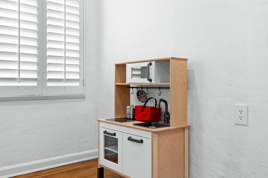 Building Photo - 3758 Gaviota Ave