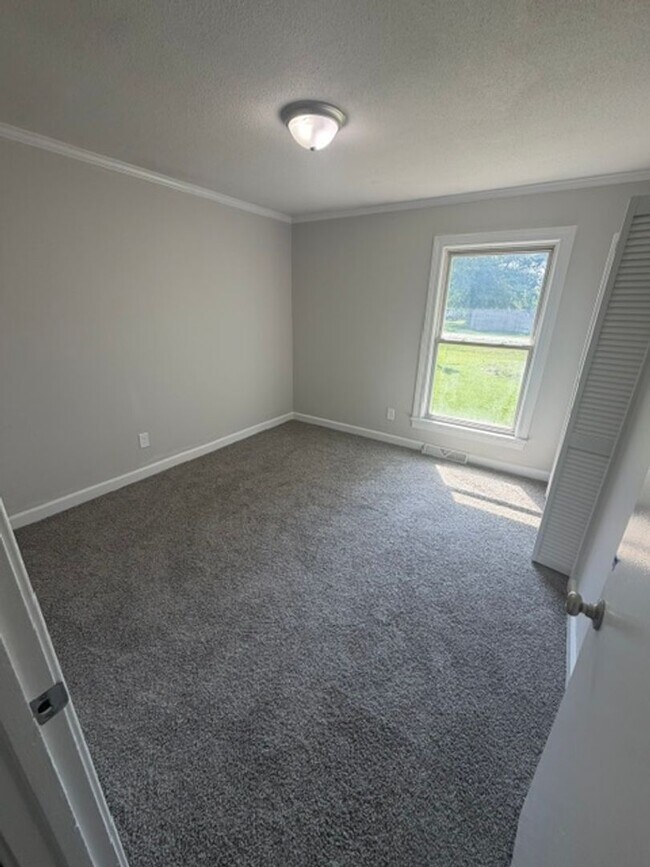 Building Photo - 2146 Crescent Dr