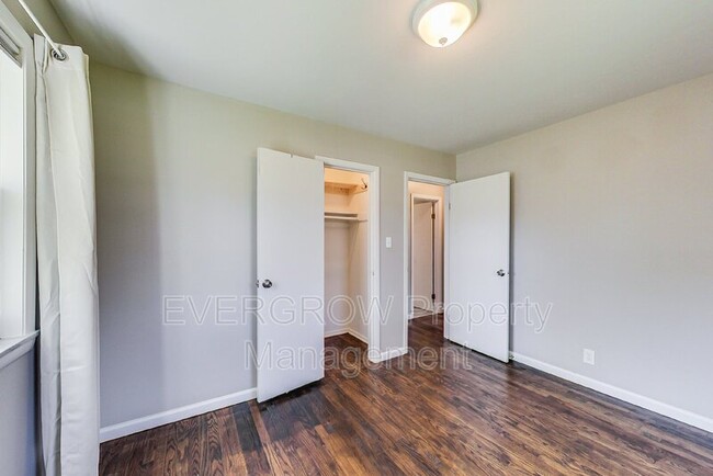Building Photo - 1302 S Sheridan Ave