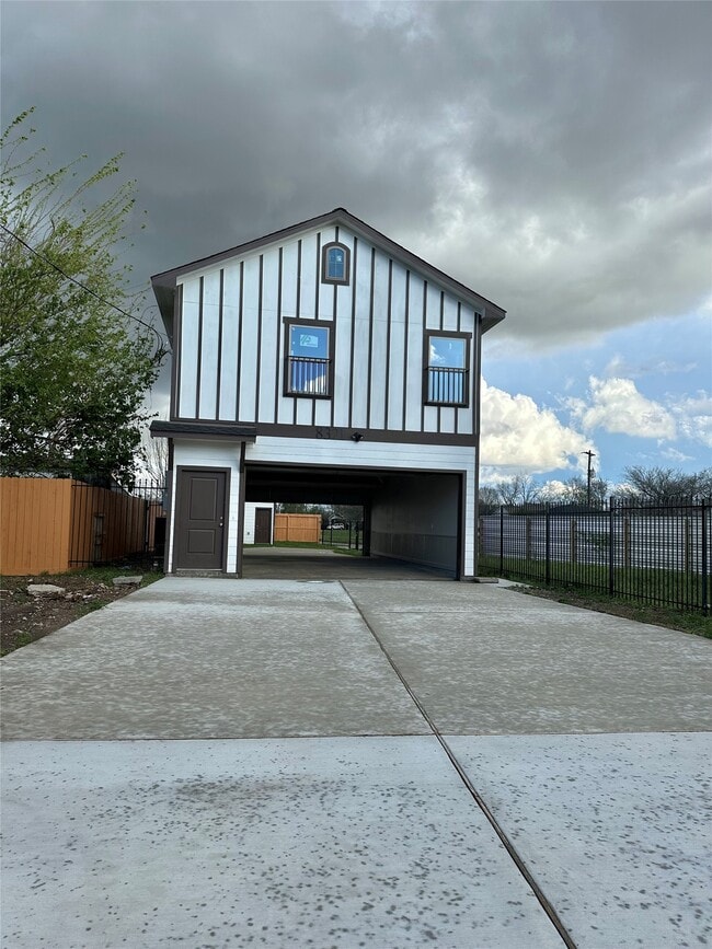 Building Photo - 8321 Coma St