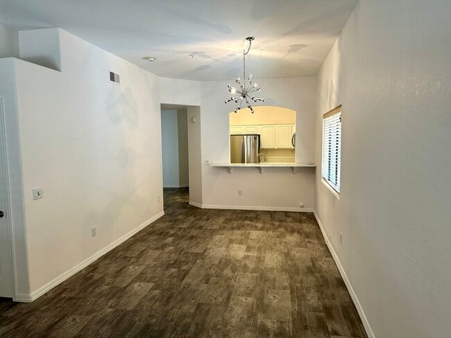 Building Photo - Gorgeous 2 bedroom / 2 bath condo in The E...