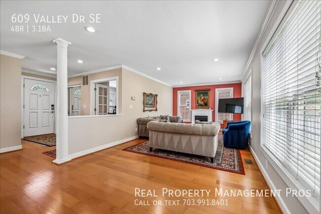 Building Photo - 609 Valley Dr SE