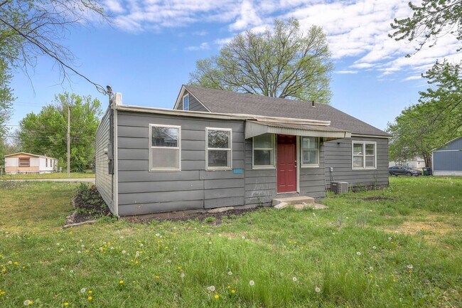 Building Photo - SMALL TOWN LIVING!!!