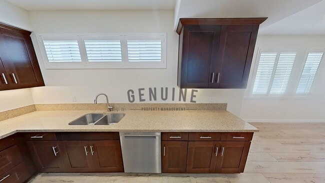 Building Photo - 3Bd 2.5Ba Townhouse w/Rooftop Deck