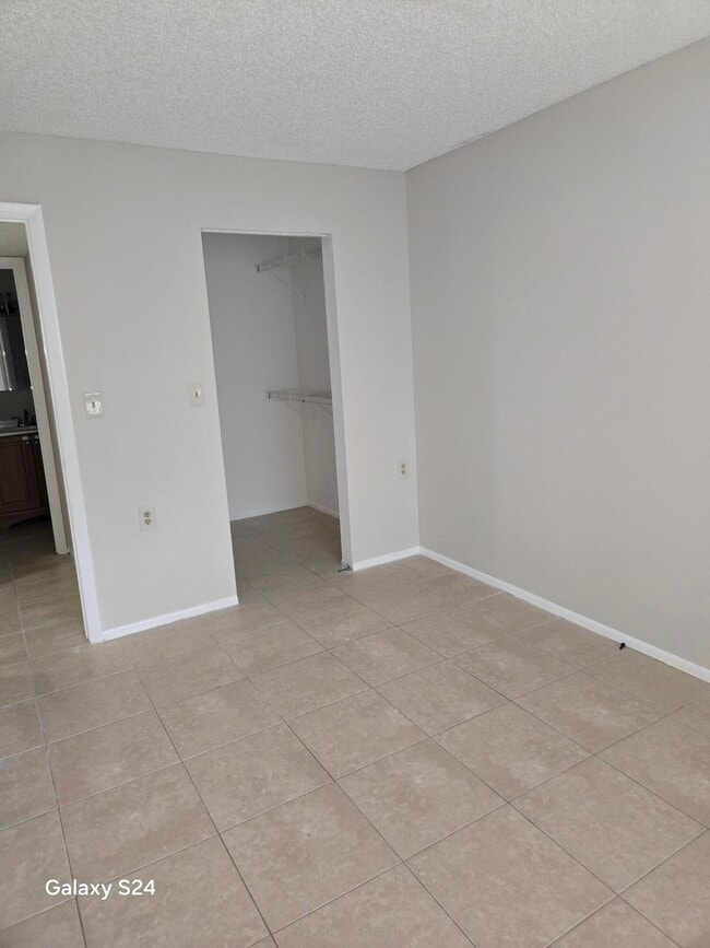 Building Photo - 1141 Lake Victoria Dr