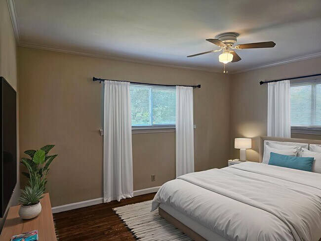 Building Photo - Don't Miss this Charming 2 bedroom with Ga...