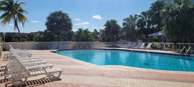 Building Photo - 9351 Fontainebleau Blvd