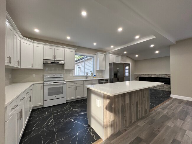 Building Photo - 324 Farrington St