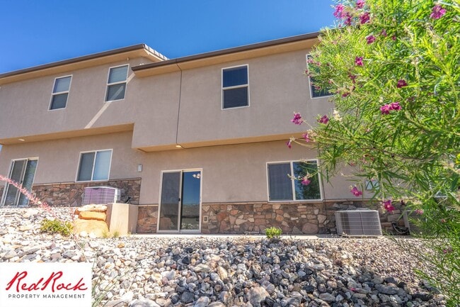 Building Photo - Lovely townhome with Community Pool!