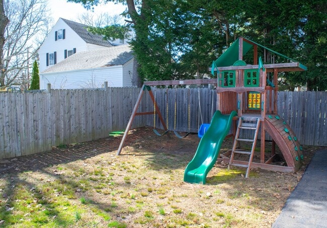 Building Photo - Gorgeous 4-Bed 2-Bath in Beaver Hills