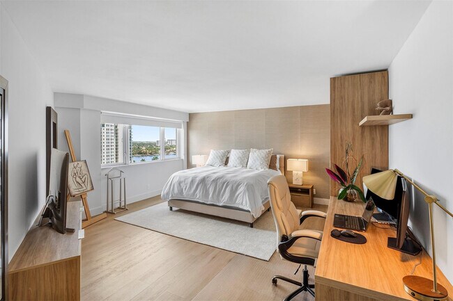 Building Photo - 3000 Holiday Dr