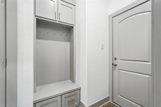 Building Photo - 716 Oak Creek Dr