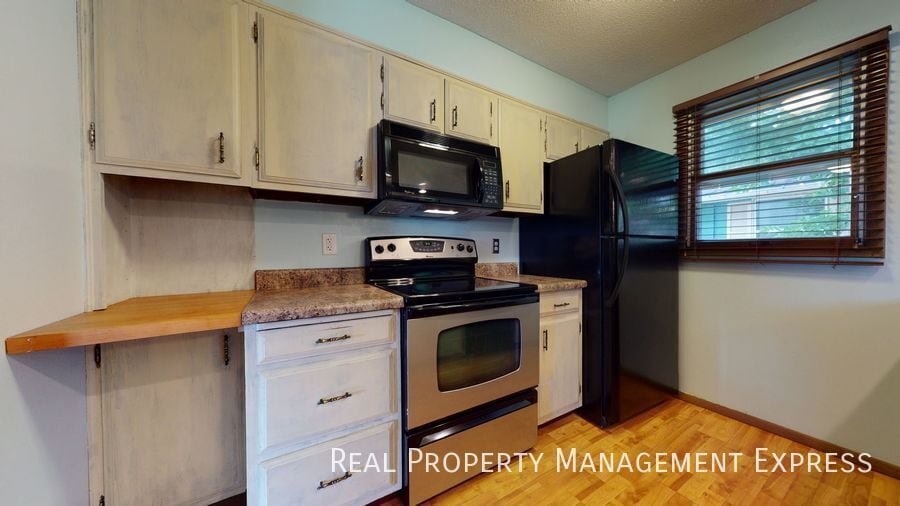 Building Photo - 3 Bed 2 Bath Duplex w/ Attached Garage
