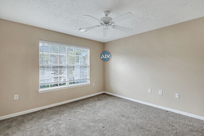 Building Photo - Beautiful Top Floor Villa in the Charming ...