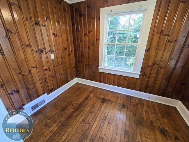 Building Photo - 310 Ridge St NW