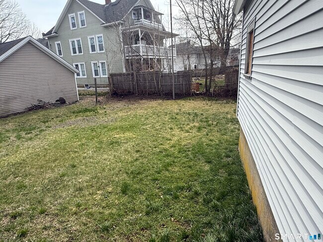 Building Photo - 159 Hickory St